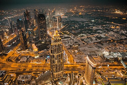 Hell erleuchtetes Dubai von oben 