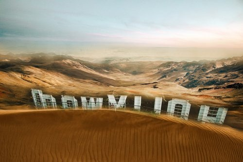 Das Hollywood-Zeichen in einer postapokalyptischen Wüste
